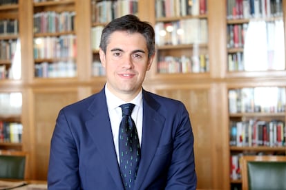 Asier Díez promociona a presidente y director general de Gescooperativo, la sociedad de inversión colectiva de Grupo Caja Rural, donde era director general adjunto desde 2019. Sucede en el cargo a Gonzalo Rodríguez-Sahagún, que ha dirigido la entidad a lo largo de los últimos 27 años. Díez ha desarrollado buena parte de su carrera en Grupo Caja Rural, en el que ha desempeñado cargos como, entre otros, el de director de derivados de Banco Cooperativo Español.