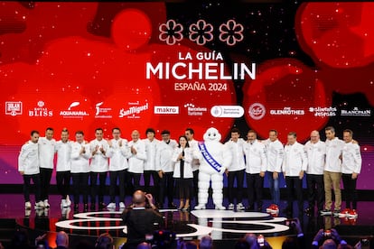 Imagen de los cocineros de todos los restaurantes españoles que tienen tres estrellas, este martes en la gala de la Guía Michelin, en Barcelona este martes.