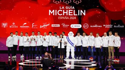 Imagen de los cocineros de todos los restaurantes españoles que tienen tres estrellas, este martes en la gala de la Guía Michelin, en Barcelona este martes.