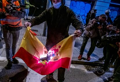 Un manifestante quema una bandera de España durante una protesta independentista en Barcelona, en octubre de 2019.