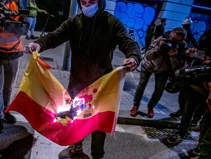 Un manifestante quema una bandera de España durante una protesta independentista en Barcelona, en octubre de 2019.