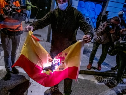 Un manifestante quema una bandera de España durante una protesta independentista en Barcelona, en octubre de 2019.