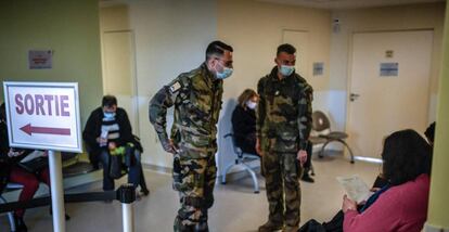 Hospital militar de Saint-Mande, al este de París, donde se ha empezado vacunar para el Covid, ayer.