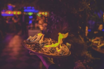 Imagen de una pizza flambeada que sirven los restaurantes de Burro Canaglia, en una foto de su web.