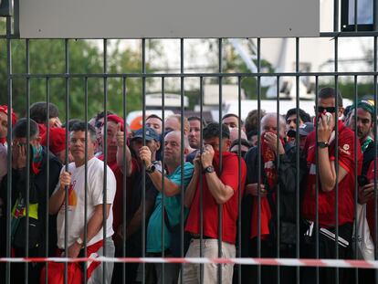 Aficionados del Liverpool retenidos a las puertas del estadio.