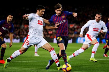 El defensa del Barcelona Sergi Roberto, en el centro,  y el defensa del Eibar José Angel Valdés.