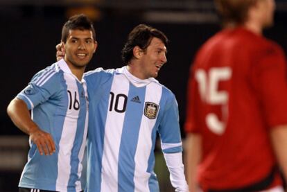 Messi y Agüero celebran uno de los goles