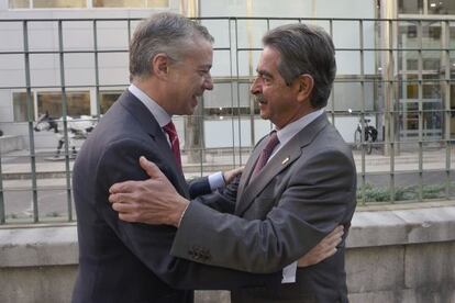 El presidente de Cantabria, Miguel Ángel Revilla, y el lehendakari, Iñigo Urkullu, antes de la reunión que han mantenido en Santander.