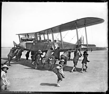 4 de junio de 1918. Un avión inglés aterriza en Dunquerque, Francia (nota manuscrita del autor sobre el negativo de vidrio).