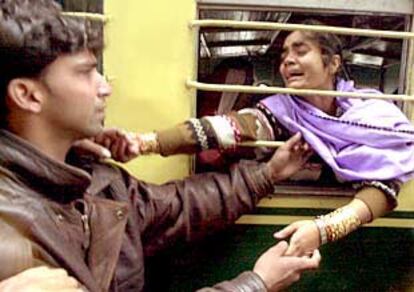 La pasajera de un tren con destino a Nueva Delhi se despide de un familiar en Lahore (Pakistán).