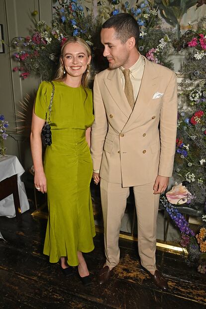 En el estreno de La Sirenita,  Jonah Hauer-King acudió con su pareja Ellie Fenn, que llevaba el look que la edición estadounidense de Vogue ha bautizado como "vestido de culto".