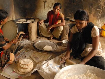 Unas mujeres beneficiarias del apoyo de The Hunger Project amasan pan en India.