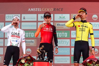 Tom Pidcock (centro) celebra este domingo su victoria en la Amstel Gold Race junto al suizo Marc Hirschi (izquierda) y el belga Tiesj Benoot