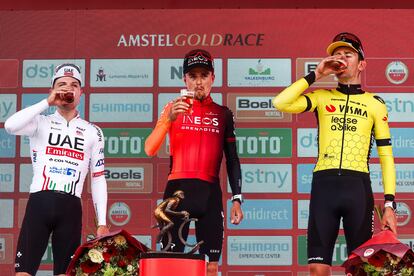 Tom Pidcock (centro) celebra este domingo su victoria en la Amstel Gold Race junto al suizo Marc Hirschi (izquierda) y el belga Tiesj Benoot