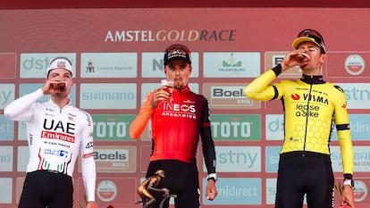 Tom Pidcock (centro) celebra este domingo su victoria en la Amstel Gold Race junto al suizo Marc Hirschi (izquierda) y el belga Tiesj Benoot