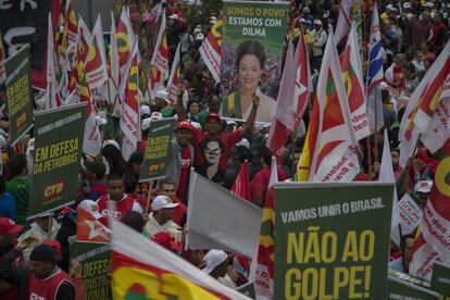 Apesar da garoa fina, 70.000 pessoas, segundo os organizadores, foram às ruas em São Paulo nesta quinta-feira dizer 'não ao golpe'. 