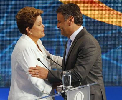 Dilma e Aécio se cumprimentam durante debate da Band, no dia 14.