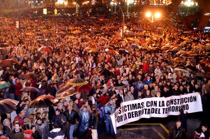 Decenas de miles de personas se manifestaron bajo la lluvia en Bilbao. En la cabeza de la marcha estuvo el lehendakari, Juan José Ibarretxe, y el resto de responsables políticos de la comunidad autónoma. Destacó la ausencia de Batasuna.