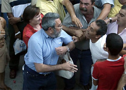 Trabajadores de las subcontratas increpan al líder de UGT, Cándido Méndez, quien tuvo que abandonar el acto.