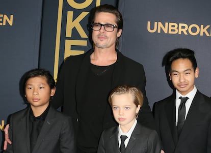 Brad Pitt con sus hijos Pax, Shiloh y Maddox en el estreno de 'Unbroken' en Los Ángeles, el 15 de diciembre de 2014 en Hollywood, California.