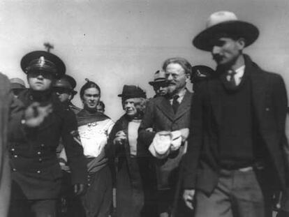 León Trotski y Natalia Sedova (en el centro de la imagen) a su llegada a México, donde les recibió Frida Kahlo (a la derecha de la pareja).
