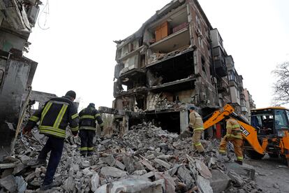 Personal de rescate trabaja en un edificio residencia afectado durante la guerra en Mariupol, el martes. La acerería de Azovstal se ha convertido en el último reducto de la resistencia de las fuerzas ucranias ante el avance inexorable de las tropas rusas, que ya controlan la práctica totalidad de la ciudad costera del mar de Azov. Azovstal es un complejo de edificios enorme, de unos 11 kilómetros cuadrados, en el que pueden resistir entre 2.500 militares —según el Ministerio de Defensa ruso— y entre 500 y 800, según otras estimaciones. Una defensa agónica y numantina cuyo final está escrito que será trágico (y  heroico) tras la negativa a rendirse pese a los sucesivos ultimátums del Ejército ruso. 