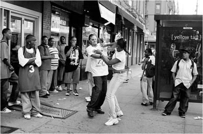 Boy hits girl (2005)
	

	 

	Nos pusimos en contacto con este fotógrafo para reseñar únicamente su obra relacionada con muestras de afecto/amor en Nueva York, pero él mismó nos recomendó una galería de contrastes entre la violencia y la ternura de la ciudad. "Hay más de 50 webs que han resaltado mi lado romántico en la fotografía, pero que no quiero que haya más gente que piense que solo acoso a gente besándose. He hecho fotos durante cuatro décadas y los romances me gustan, pero también hay otros temas igual de importantes".