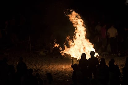 Hoguera en la playa de Riazor (A Coruña) durante la noche de San Juan.