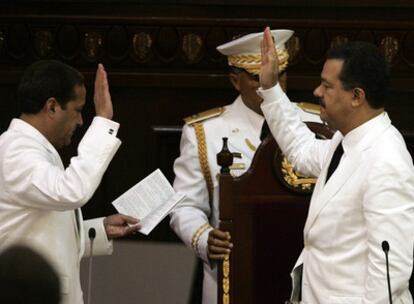 Leonel Fernández (der.), al momento de jurar al cargo ante el presidente del Senado, Reinaldo Pared Pérez, en el Congreso Nacional dominicano