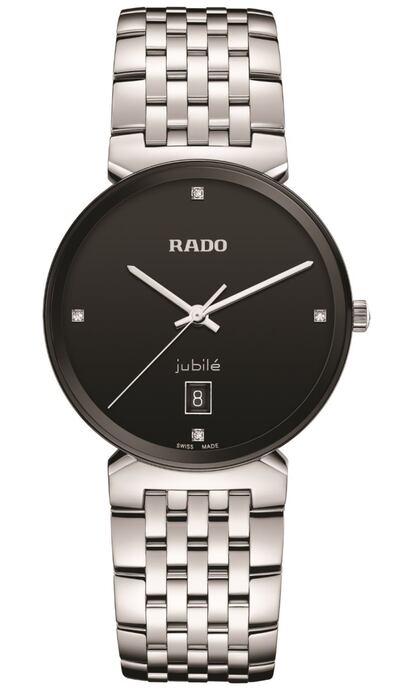 Rado revisita la Florencia renacentista al renovar la coleccióción que lleva el nombre de la bella ciudad italiana.  La nueva colección  Florence  Classic  toma  como  fuente  de  inspiración  la  belleza  eterna  del arte y la arquitectura clásica de Grecia y Roma, para ofrecer modelos complementarios para hombre y para mujer, con perfiles finos y brazaletes con siete hileras de eslabones. De cuarzo, con tres piedras preciosas, tres agujas, indicador de fecha situado a las seis en punto y tecnología PreciDrive y HeavyDriv. Precio: 1.030 euros. 