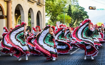 Bailarinas desfilan por las calles de Xalapa (Estado de Veracruz).