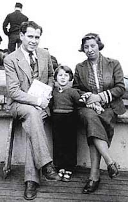 Manuel Altolaguirre, Concha Méndez y su hija Paloma, al partir hacia La Habana, en 1939, en una fotografía cedida por la Residencia de Estudiantes.