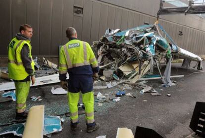 La part superior de l'autobs desprs de l'accident. Transportava prop de 60 estudiants de Bilbao a Amsterdam.