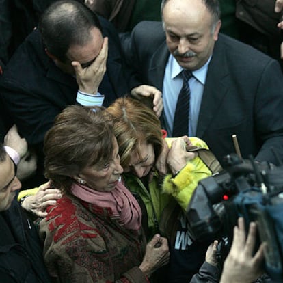 Bono, con la cara tapada, tras Vidal Abarca, que protege a Rosa Díez, que salió llorando de la marcha.