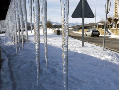 Carámbanos cuelgan de la fachada de una casa de Orzales (Cantabria), donde se ha declarado la alerta amarilla por bajas temperaturas, de hasta 13 grados bajo cero