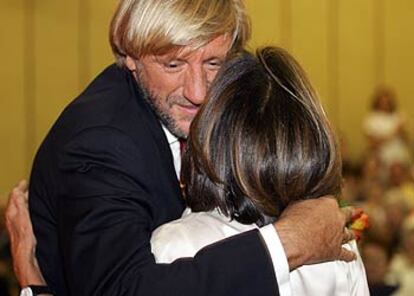 El doctor Luis Alonso Pulpón abraza a una de las participantes en la celebración del 20º aniversario de los trasplantes de corazón.