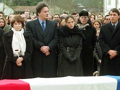 Arriba, entierro de Mitterrand, con su viuda e hijos, así como Anne Pingeot (con velo) y Mazarine. Y el matrimonio Sarkozy.