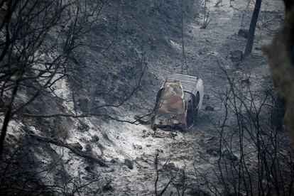 Un coche ha quedado totalmente calcinado tras el incendio que se ha declarado en Carros (Francia).