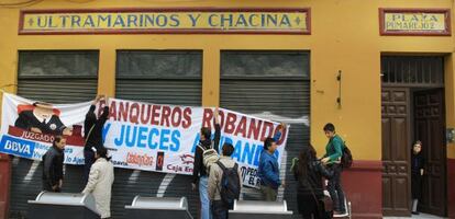 Colectivos contra los desahucios, ayer en Sevilla.