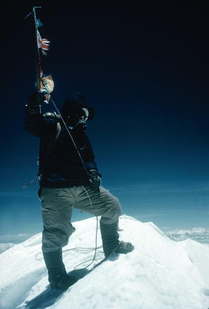 Tenzing Norgay, en la cumbre del Everest en 1953, fotografiado por Edmund Hillary.