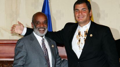 Los presidentes de Haití, René Préval, y Ecuador, Rafael Correa, este martes en Quito.