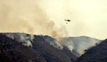Un helicóptero trabaja en el frente del incendio forestal de Llutxent, el 7 de agosto.