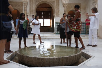 La primera dama de EE UU, Michelle Obama y su hija menor, Sacha, durante su visita a la Alhambra de Granada, este verano.