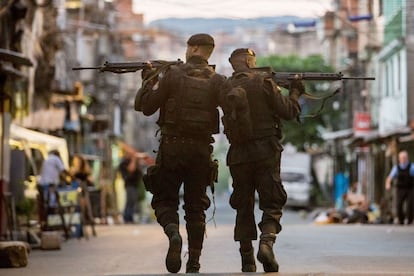 Policías del BOPE (Batallón de Despliegues policiales Especialess de la Polícia Militar) patrullan las calles de las favelas que componen el Complexo da Maré, en Río de Janeiro.