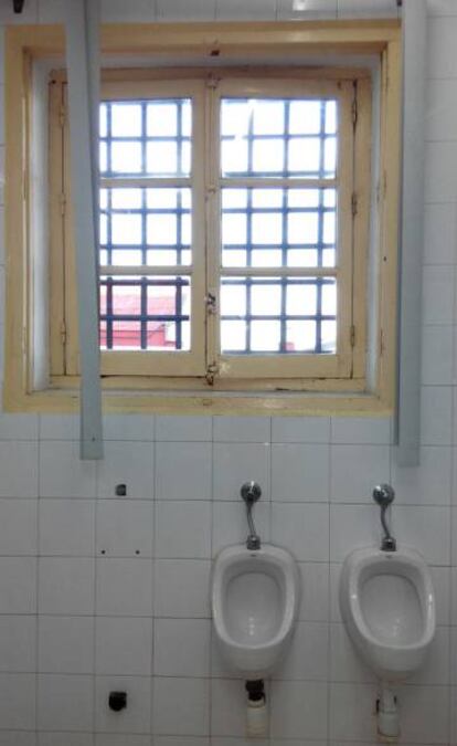 Imagen de un baño del CIE de Algeciras.