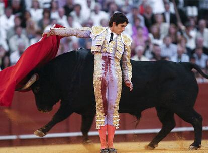 Sebastián Castella, durante su faena al sexto toro de la tarde.