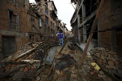 Un hombre paseaba ayer entre los escombros de viviendas en la ciudad de Bhaktapur, en Nepal.