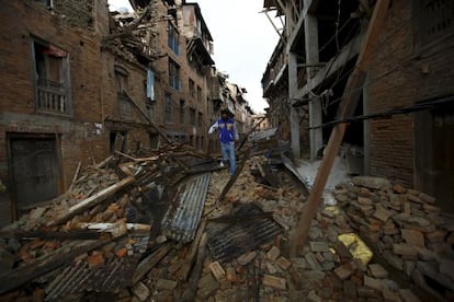 Un home passejava ahir entre les runes d'habitatges a la ciutat de Bhaktapur, al Nepal.