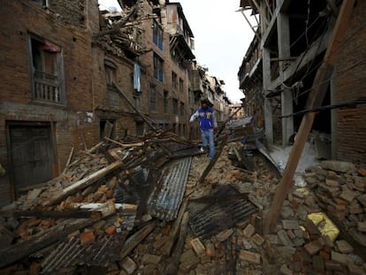 Um homem passeava na segunda-feira entre os escombros de casas na cidade de Bhaktapur, no Nepal.