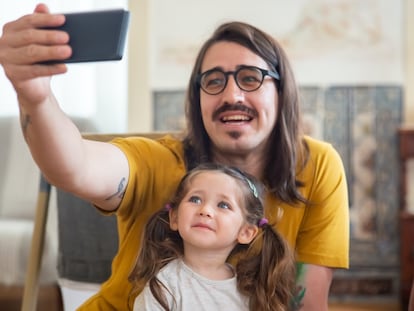 Un padre se hace un 'selfie' con su hija.